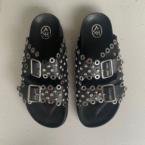 COPY - Hi there! I’m selling this pair of black sandals since they don’t fit me…
